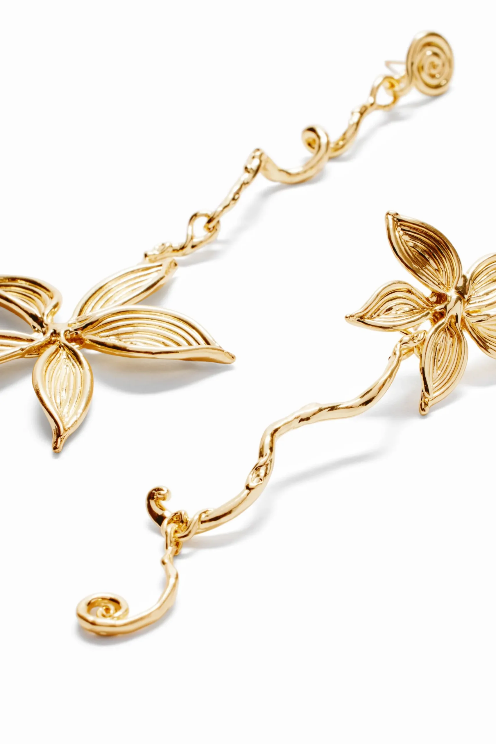 Joyería-Desigual Pendientes largos asimétricos flor baño oro Zalio